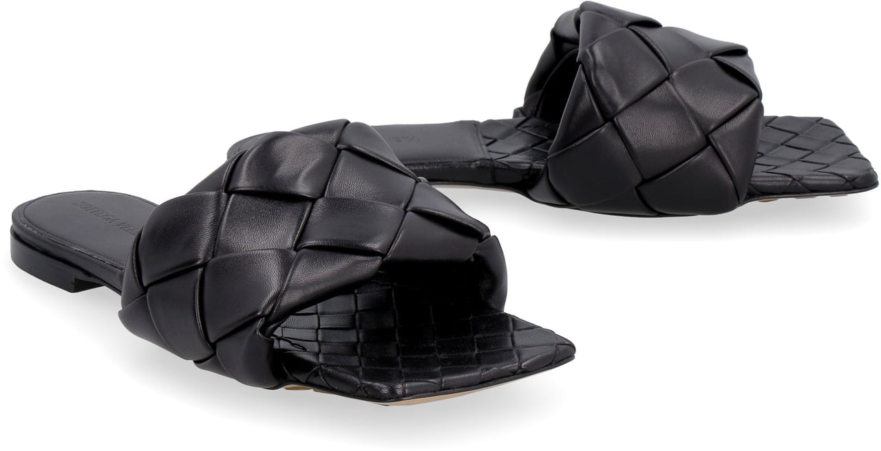 Bottega Veneta The Lido leather flat sandals Zwart