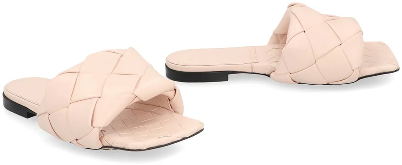 Bottega Veneta Lido Leather Flat Sandals Roze