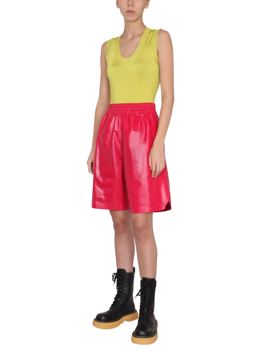 Bottega Veneta Tailored Black Leather Shorts with Elastic Waistband Rood