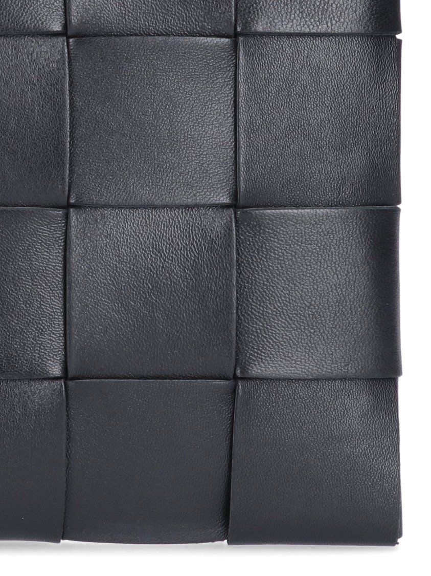 Bottega Veneta Intrecciato Lambskin Pouch With Gold Hardware Zwart