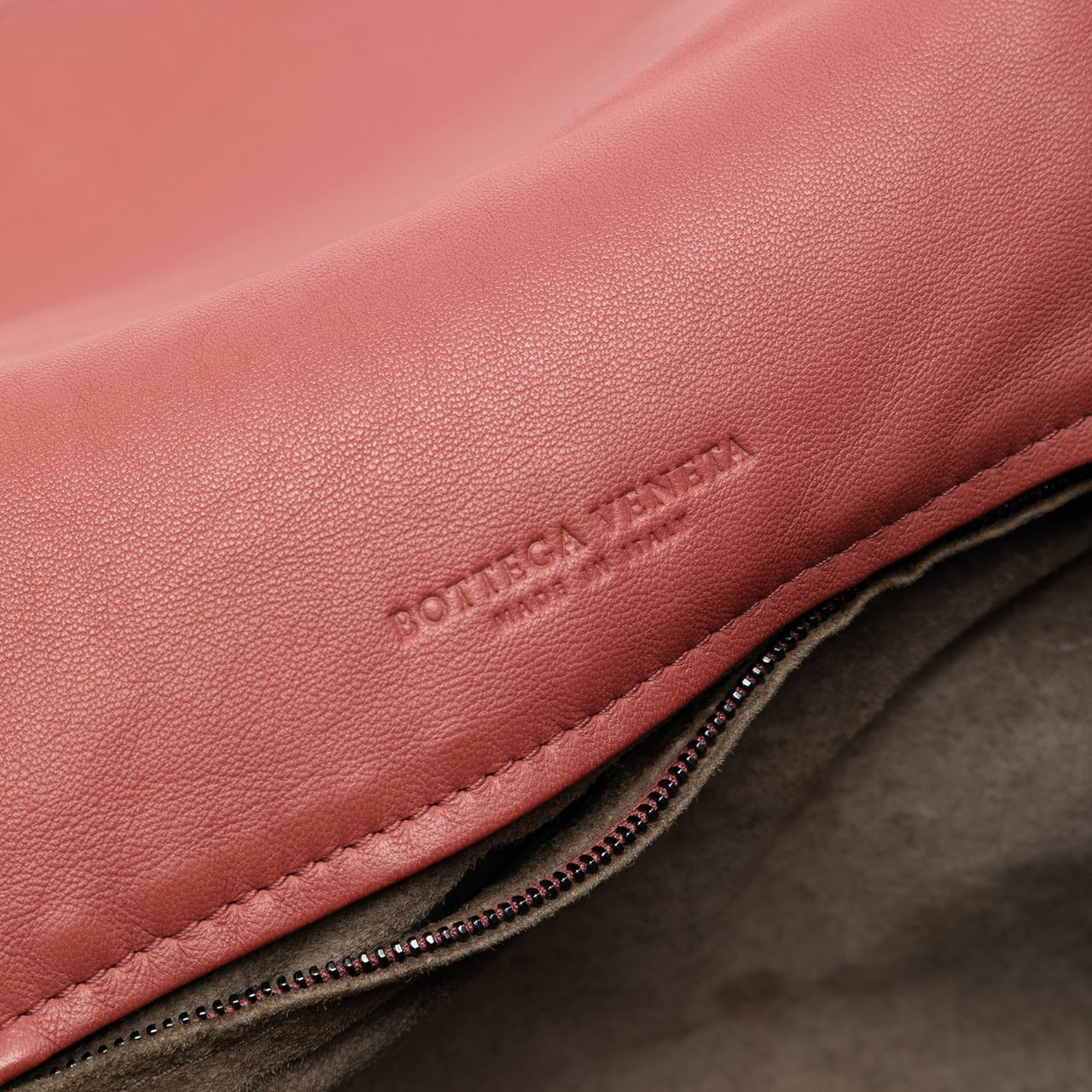 Bottega Veneta Nappa Intrecciato Flap Crossbody Rood