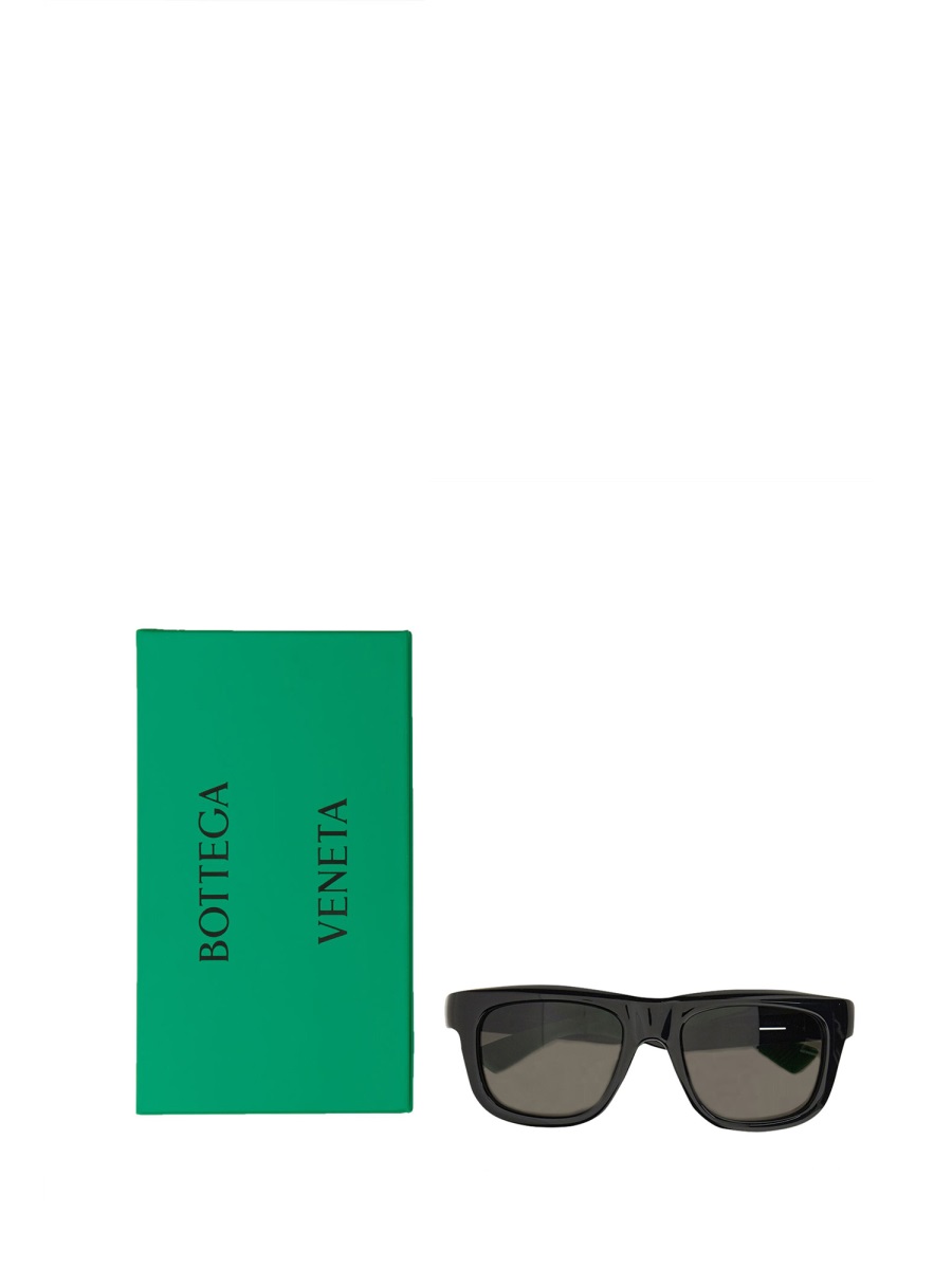 Bottega Veneta Bold Square Injected Sunglasses with Minimalist Design Zwart