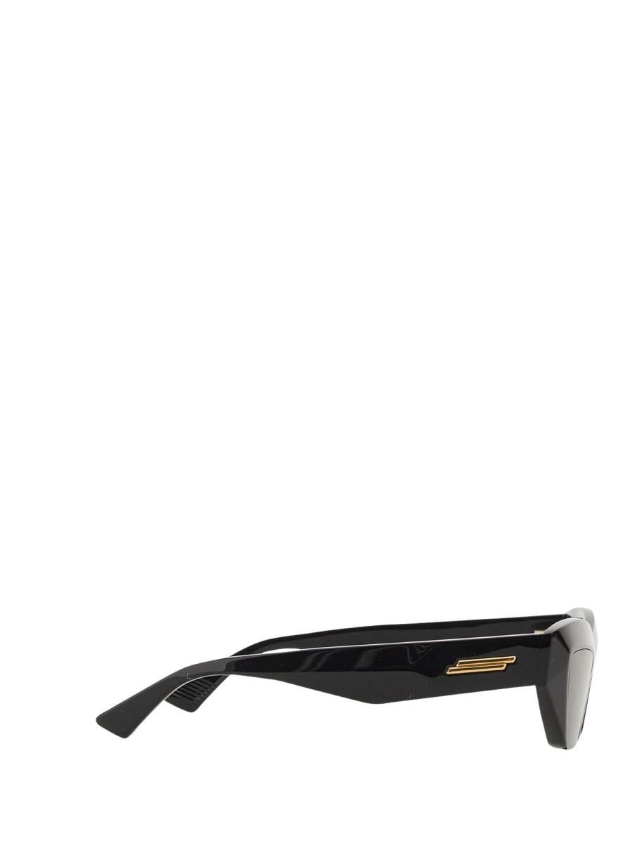 Bottega Veneta Sculptured Cat Eye Sunglasses with Glossy Finish Grijs
