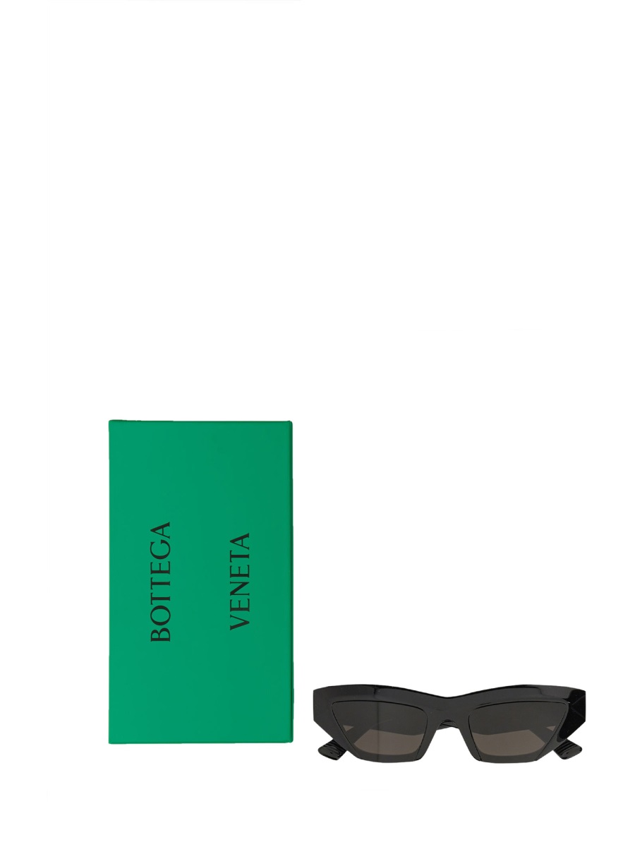 Bottega Veneta Sculptured Cat Eye Sunglasses with Glossy Finish Grijs