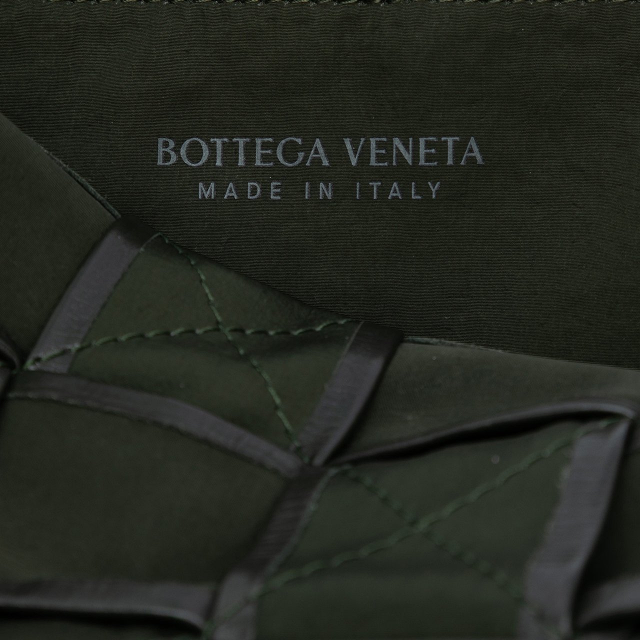 Bottega Veneta Stretch Paper Calfskin Intrecciato Cassette Crossbody Zwart