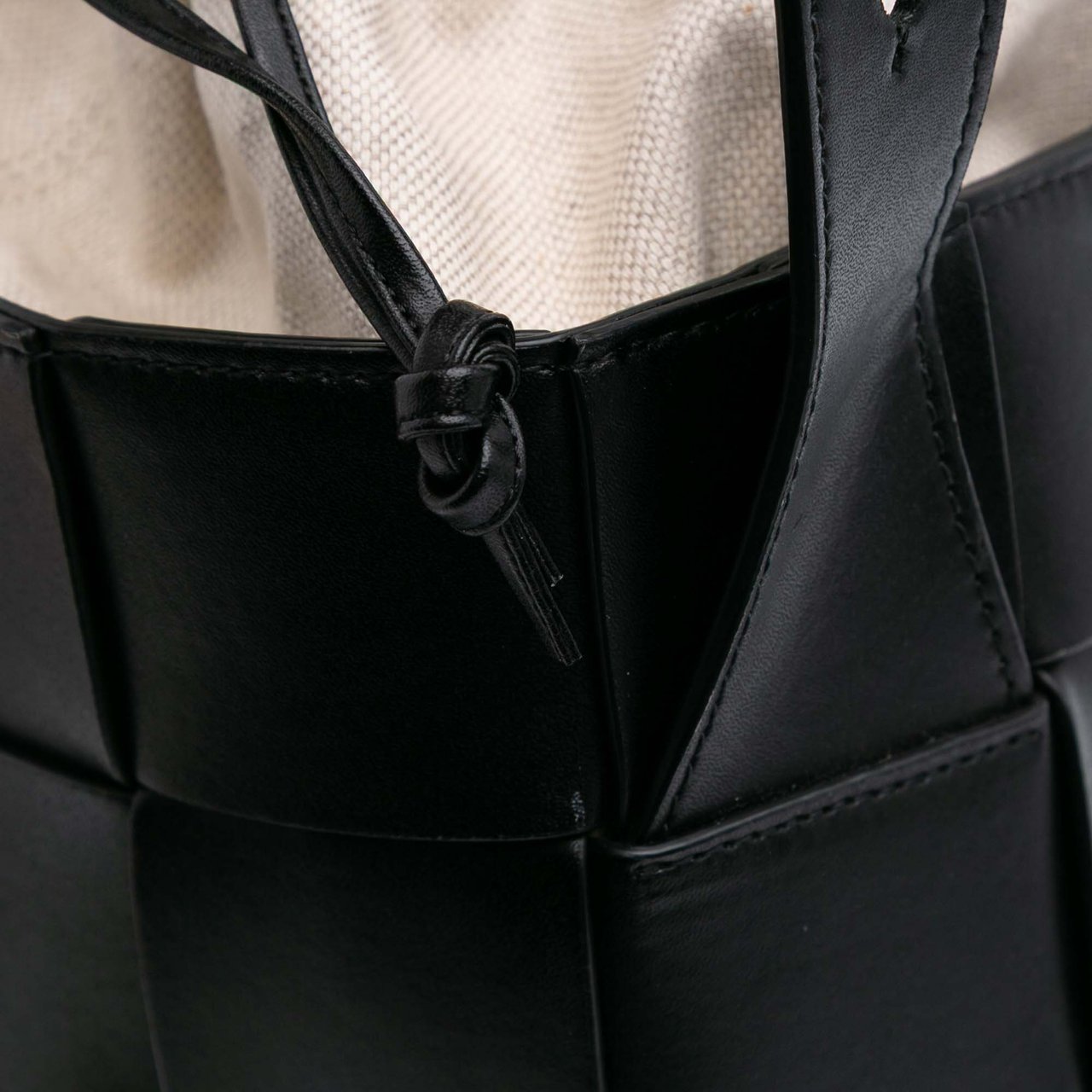 Bottega Veneta Nappa Intrecciato Casette Lantern Bucket Zwart
