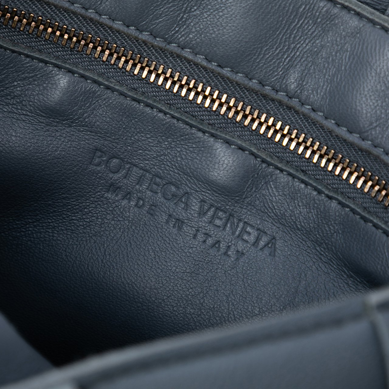 Bottega Veneta Grained Calfskin Intrecciato Cassette Crossbody Grijs