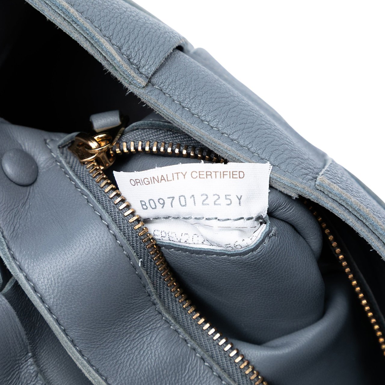 Bottega Veneta Grained Calfskin Intrecciato Cassette Crossbody Grijs