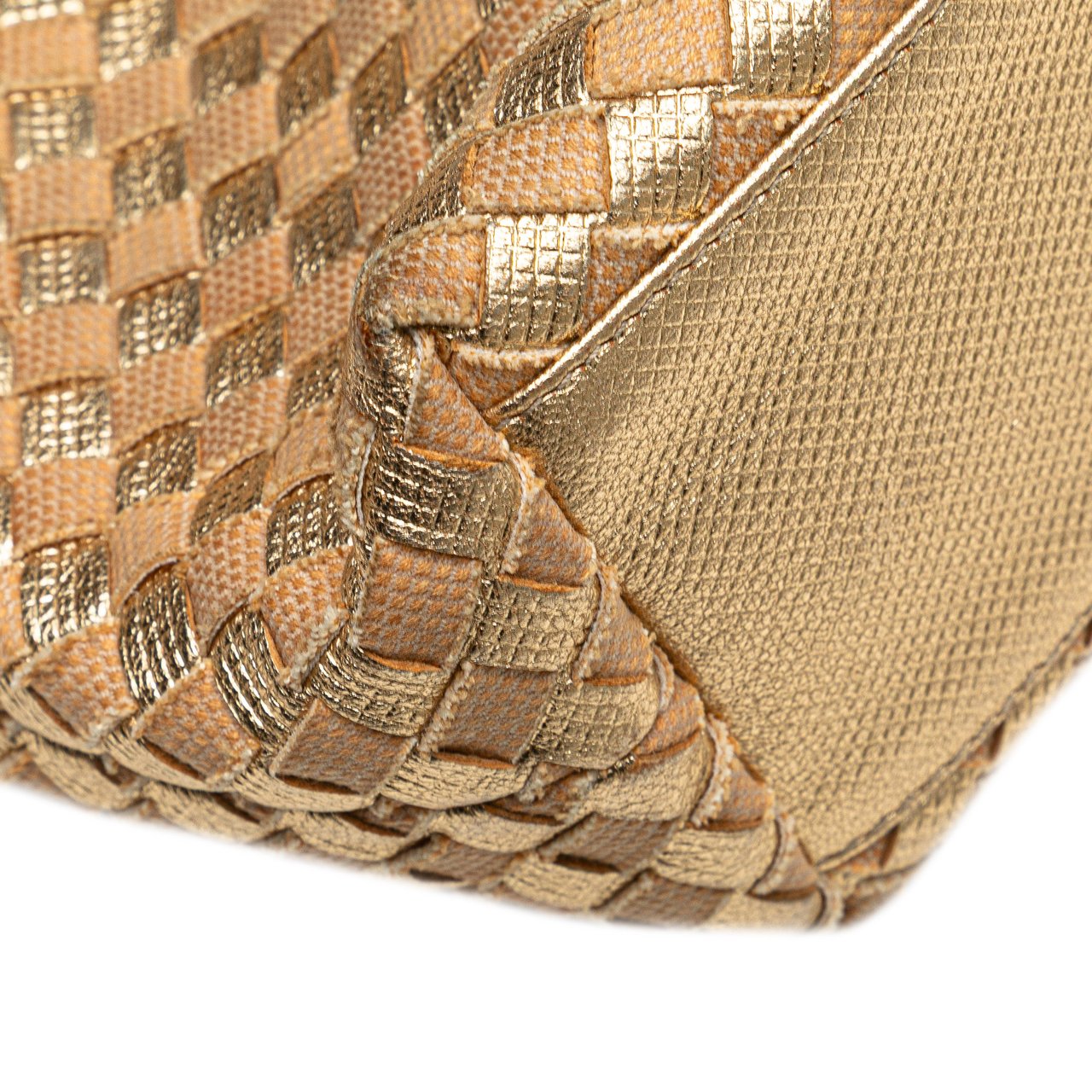Bottega Veneta Calfskin Intrecciato Grommet Handbag Goud