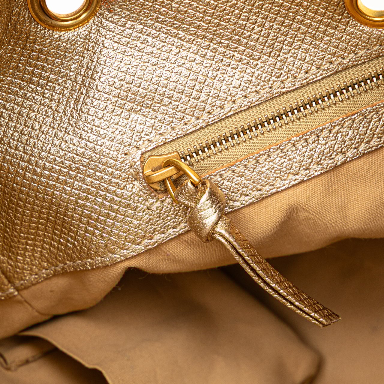 Bottega Veneta Calfskin Intrecciato Grommet Handbag Goud