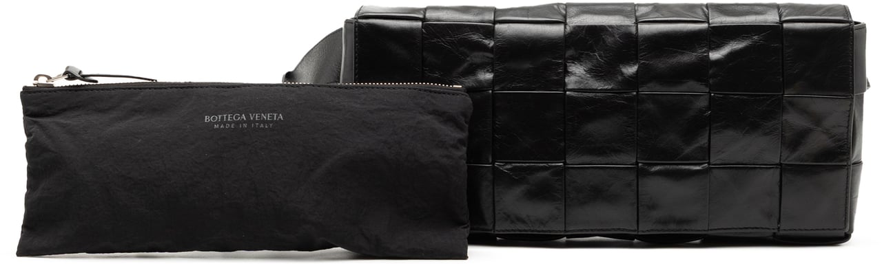 Bottega Veneta Stretch Paper Calfskin Intrecciato Cassette Belt Bag Zwart
