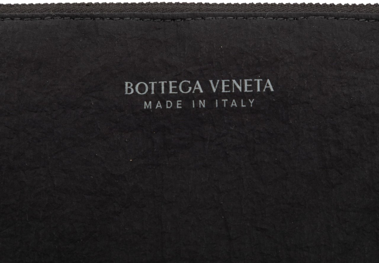 Bottega Veneta Stretch Paper Calfskin Intrecciato Cassette Belt Bag Zwart