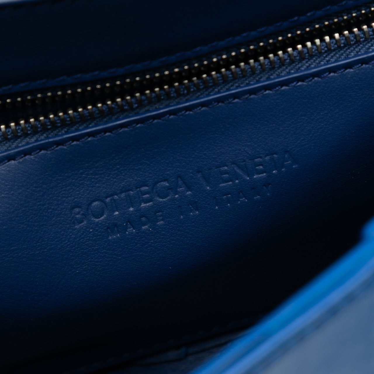 Bottega Veneta Nappa Intrecciato Wavy Cassette Crossbody Blauw