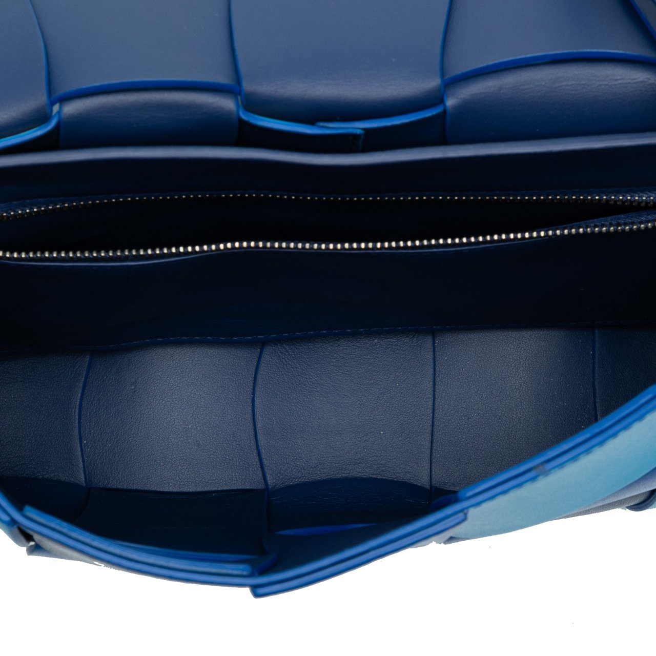 Bottega Veneta Nappa Intrecciato Wavy Cassette Crossbody Blauw
