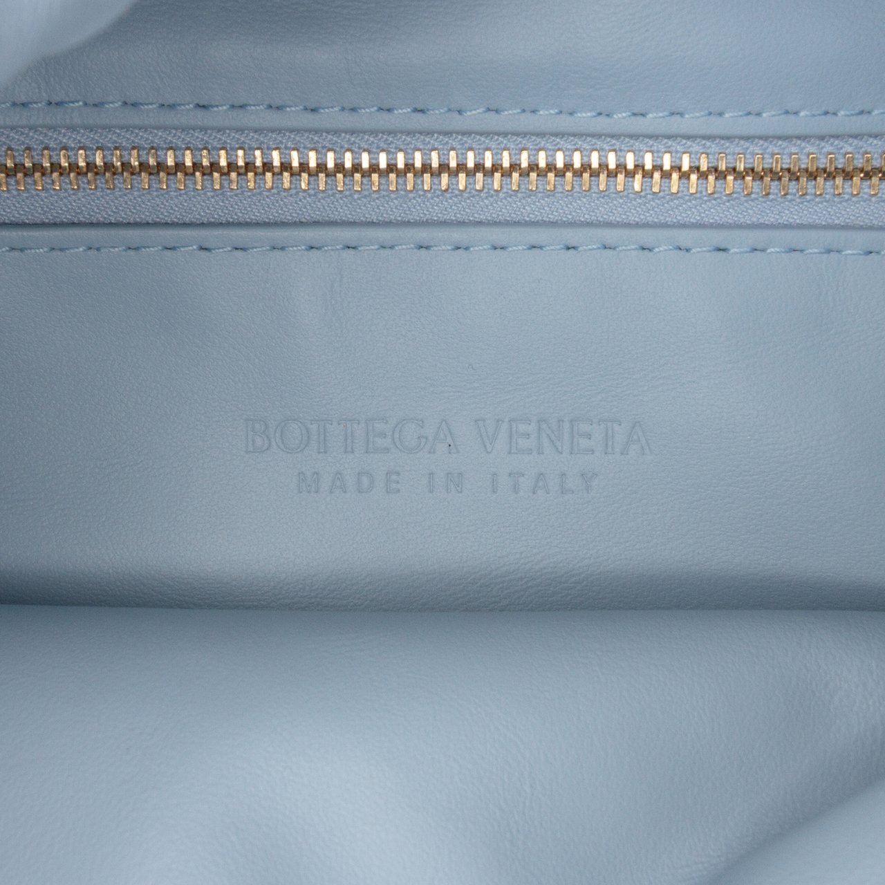 Bottega Veneta Small Calfskin Intrecciato Hop Hobo Blauw
