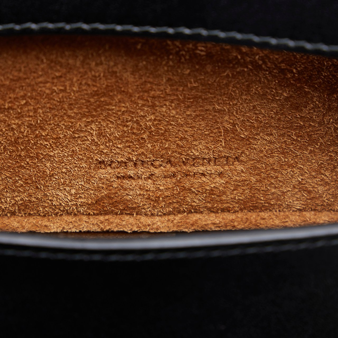 Bottega Veneta Maxi Intrecciato Cut Out Crossbody Bag Zwart