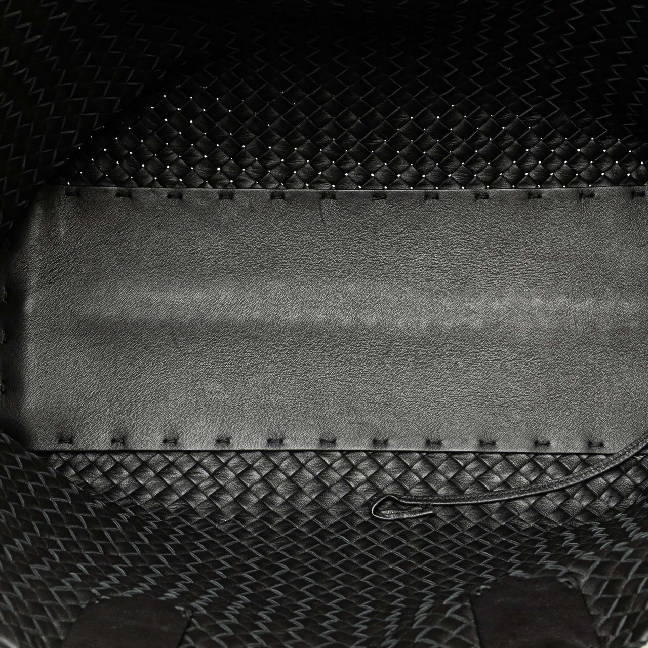 Bottega Veneta Medium Lambskin Intreccio Cabat Tote Zwart