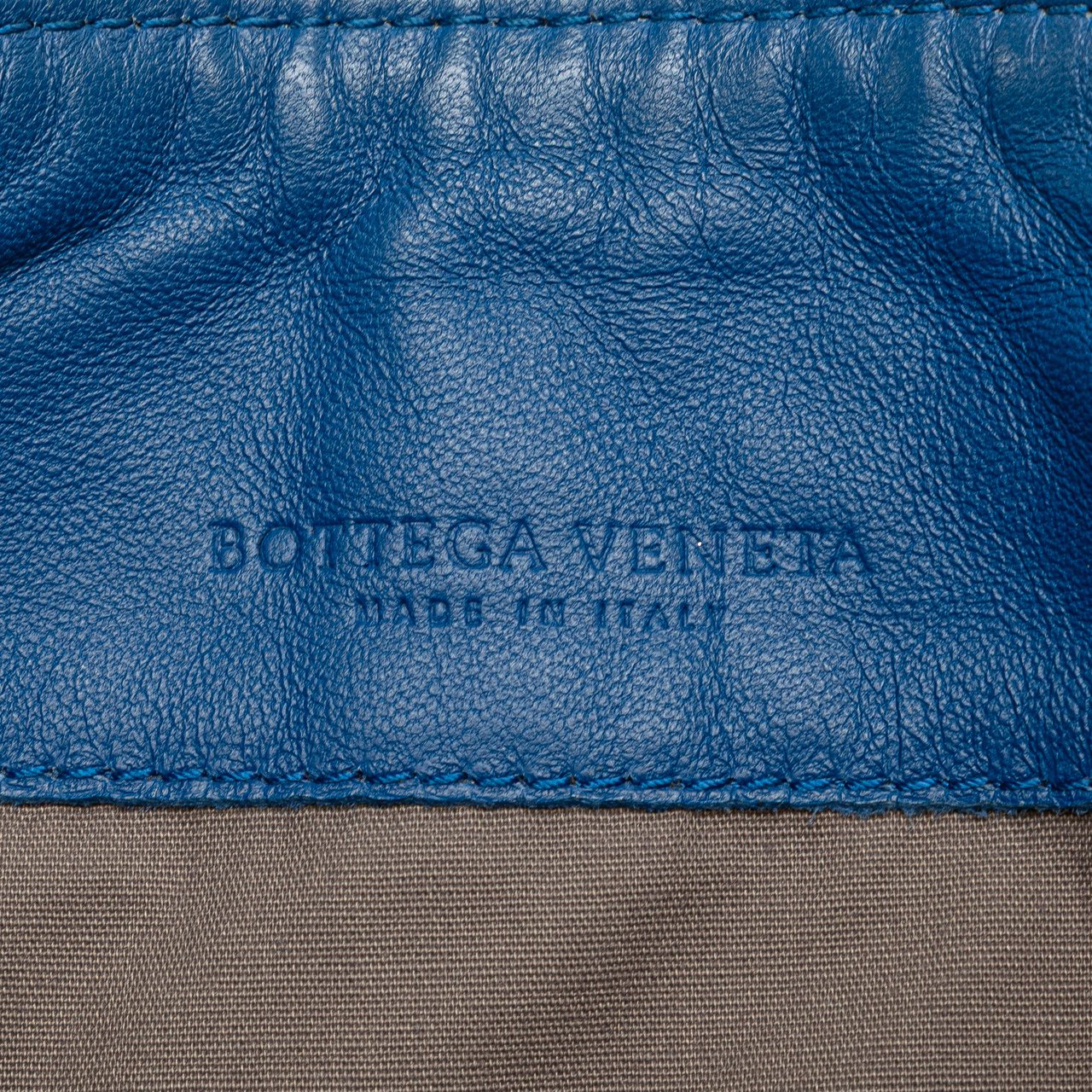 Bottega Veneta Leather Intrecciato Crossbody Blauw