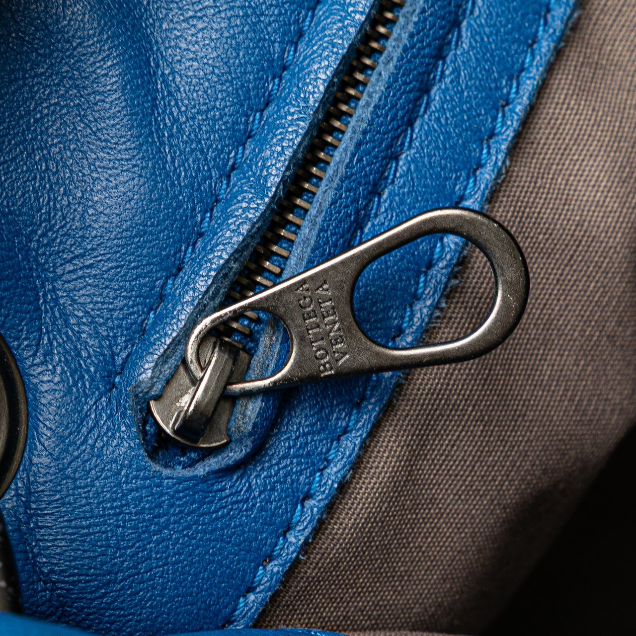 Bottega Veneta Leather Intrecciato Crossbody Blauw