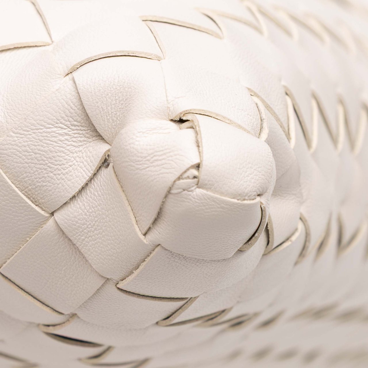 Bottega Veneta Small Calfskin Intrecciato Hop Hobo Wit