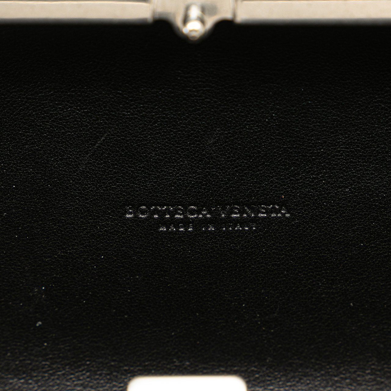 Bottega Veneta Spazzolato Intrecciato Box Messenger Bag Zwart