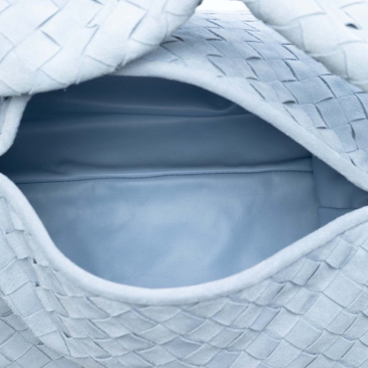 Bottega Veneta Small Suede Intrecciato Hop Hobo Blauw