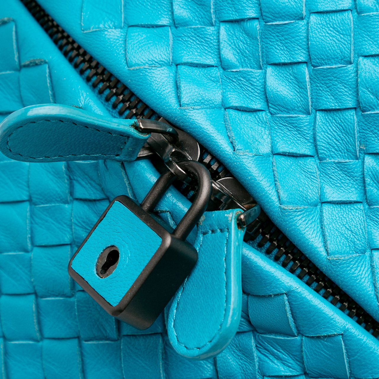 Bottega Veneta Nappa Intrecciato Cube Crossbody Blauw