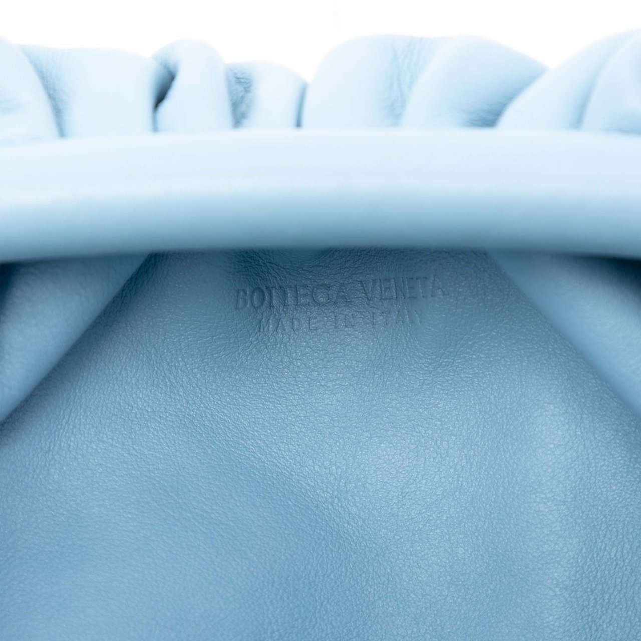 Bottega Veneta Lambskin The Mini Pouch Crossbody Blauw