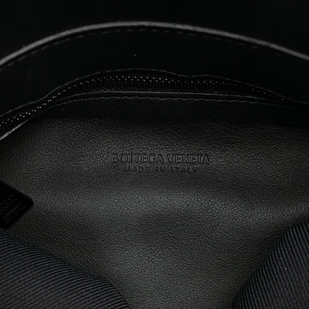 Bottega Veneta The Slot Crossbody Zwart