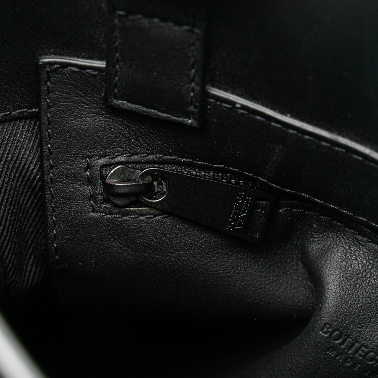 Bottega Veneta The Slot Crossbody Zwart