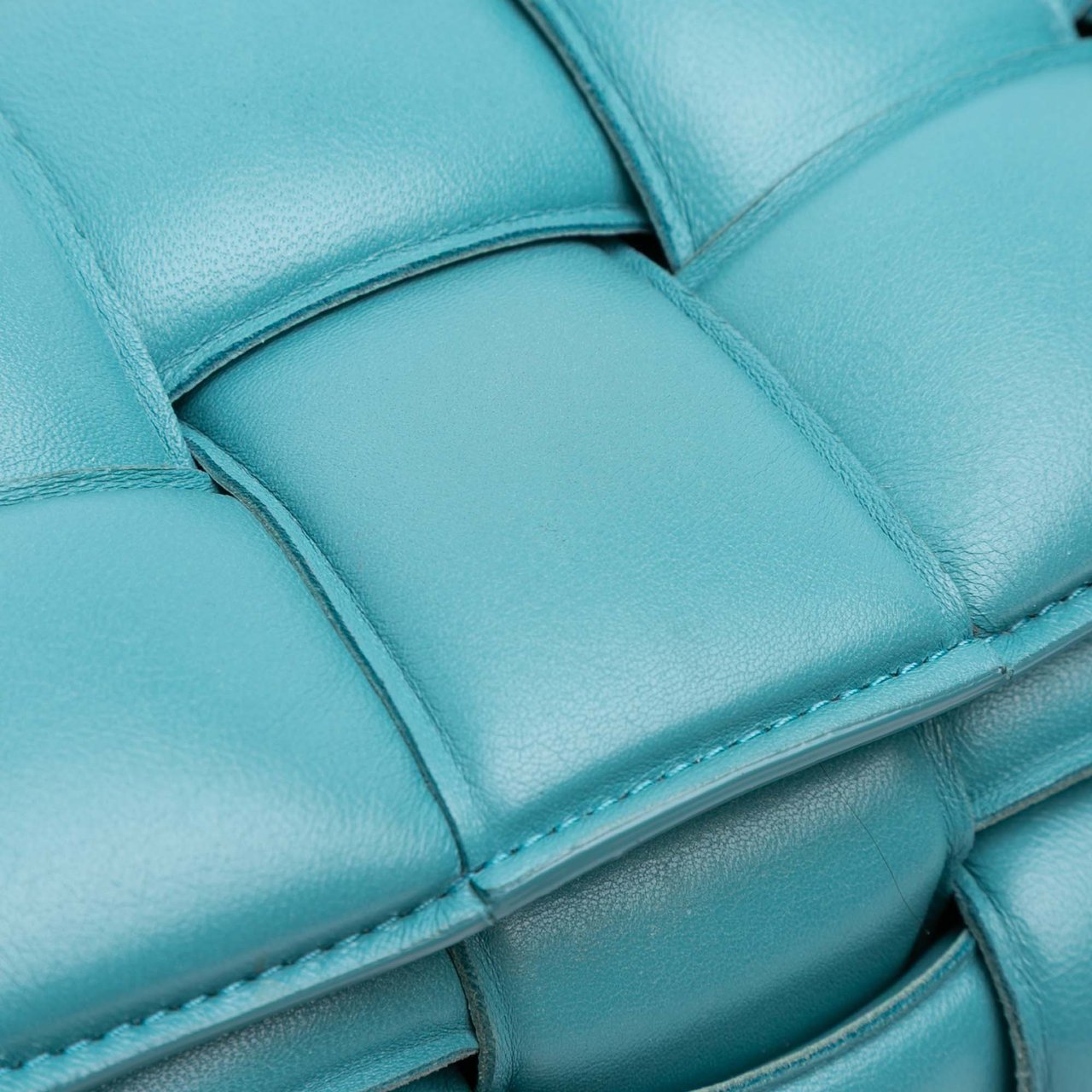 Bottega Veneta Nappa Intrecciato Padded Cassette Crossbody Blauw