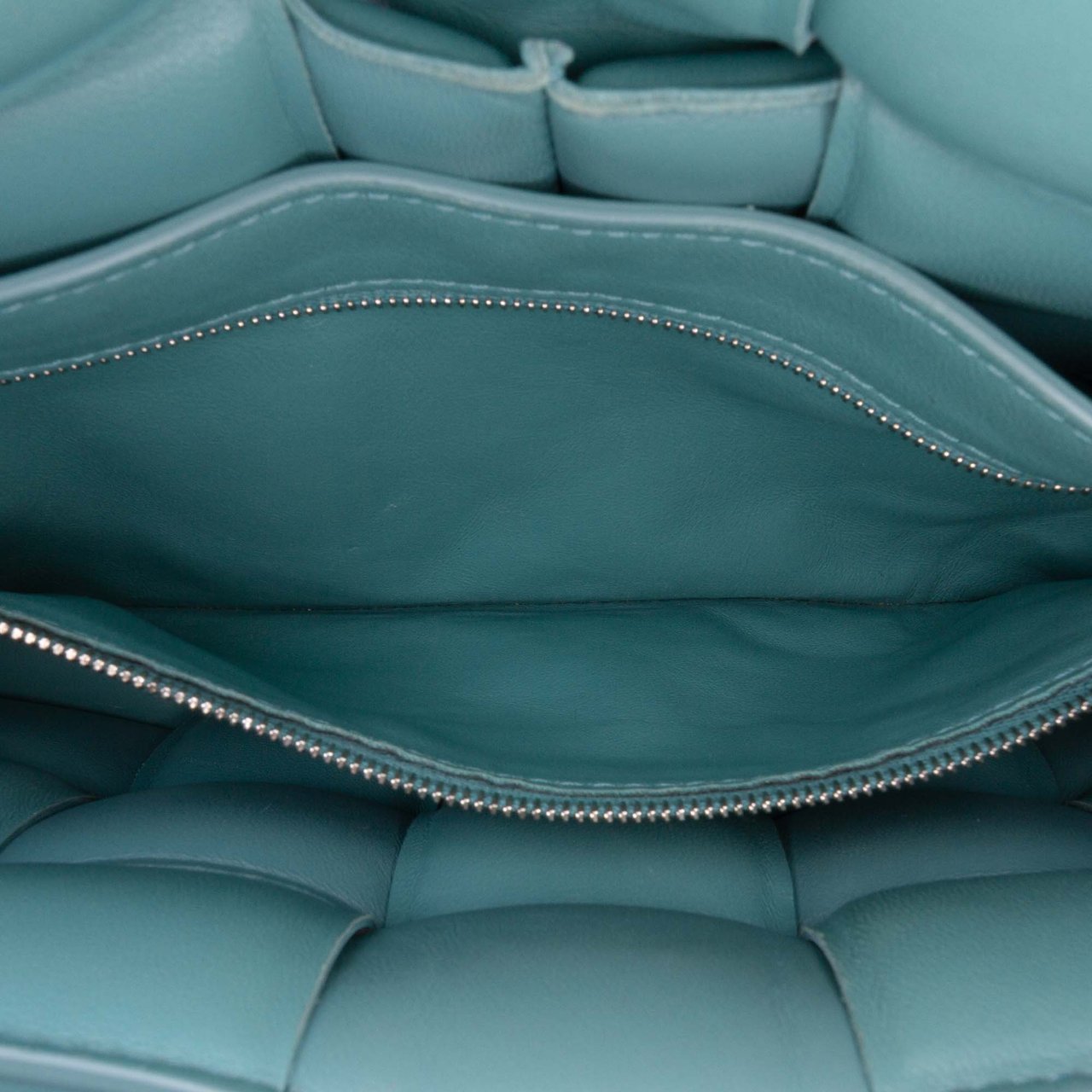 Bottega Veneta Nappa Intrecciato Padded Cassette Crossbody Blauw