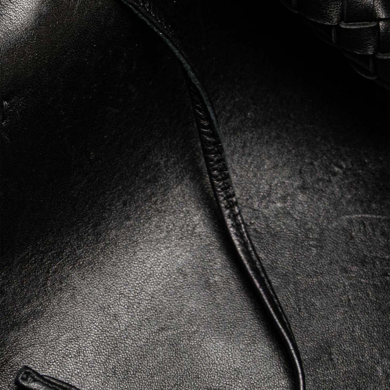 Bottega Veneta Medium Lambskin Intreccio Cabat Tote Zwart