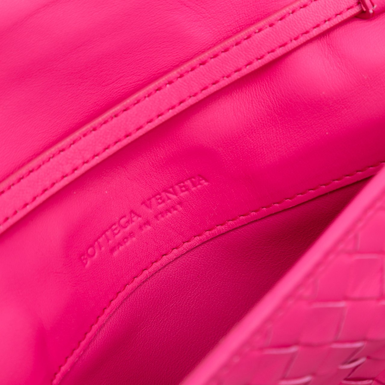 Bottega Veneta Nappa Intrecciato Flap Crossbody Roze