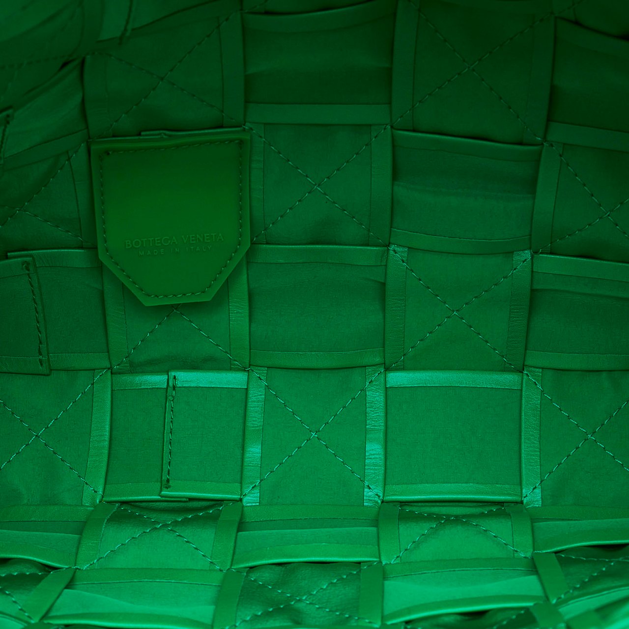 Bottega Veneta Maxi Paper Calfskin Intrecciato Cassette Crossbody Groen