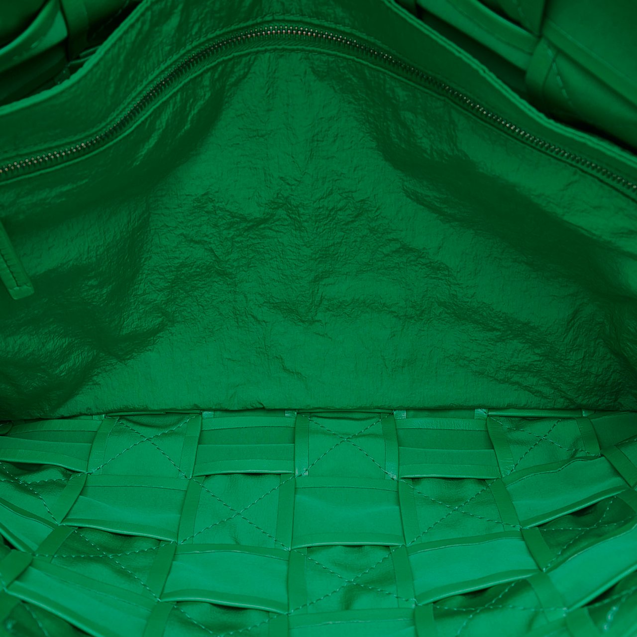 Bottega Veneta Maxi Paper Calfskin Intrecciato Cassette Crossbody Groen