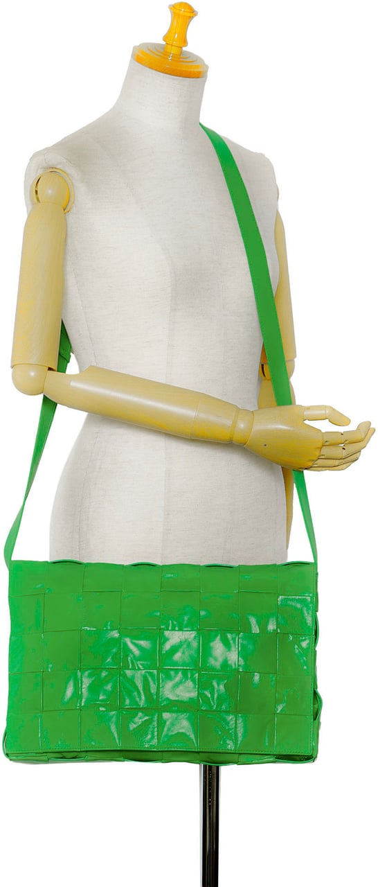 Bottega Veneta Maxi Paper Calfskin Intrecciato Cassette Crossbody Groen