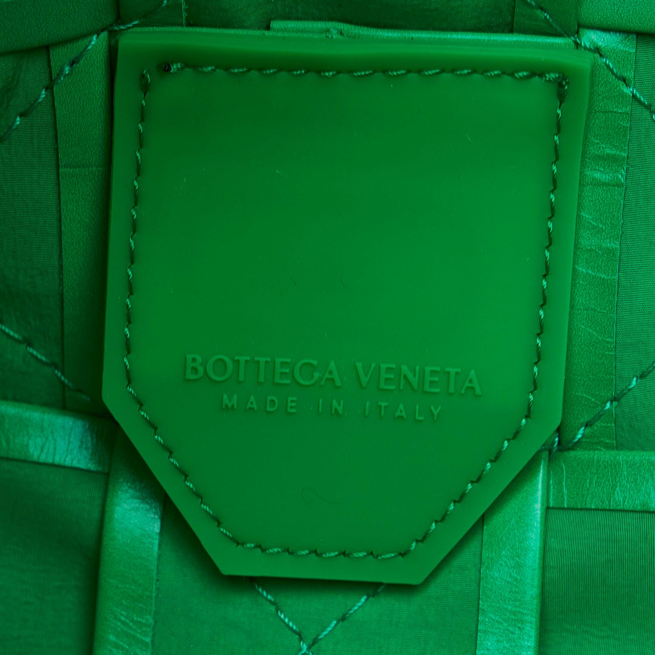 Bottega Veneta Maxi Paper Calfskin Intrecciato Cassette Crossbody Groen