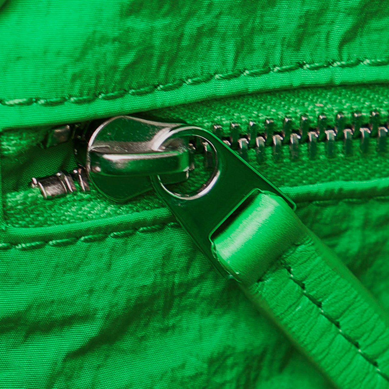 Bottega Veneta Maxi Paper Calfskin Intrecciato Cassette Crossbody Groen