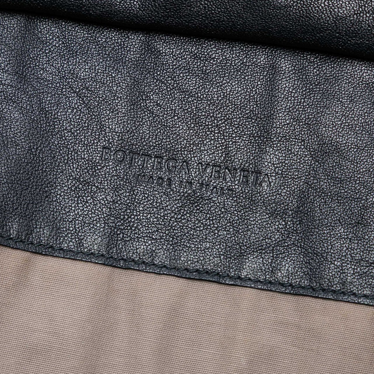 Bottega Veneta Tricolor Nappa Intrecciato Convertible Tote Zwart