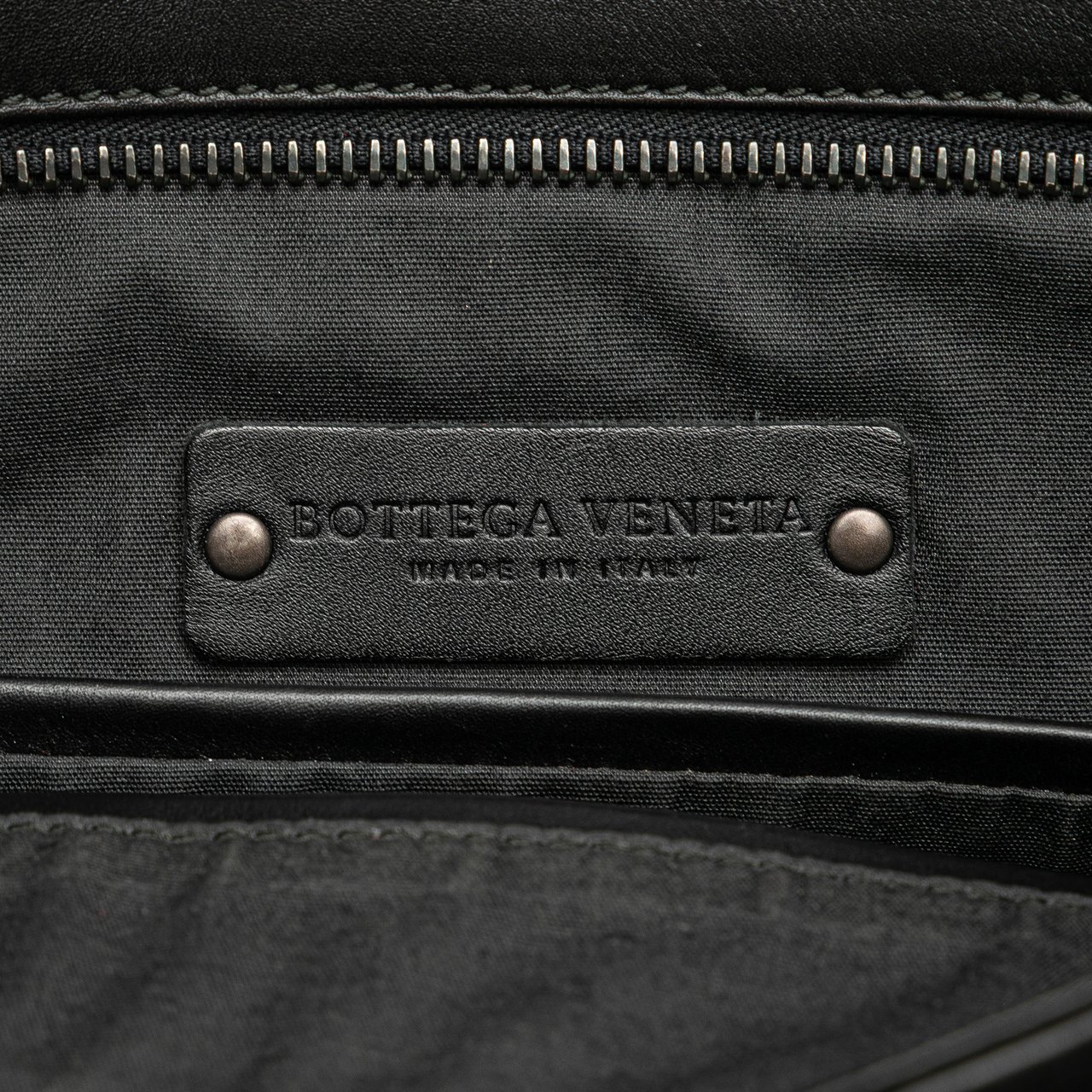 Bottega Veneta Leather Intrecciato Crossbody Zwart
