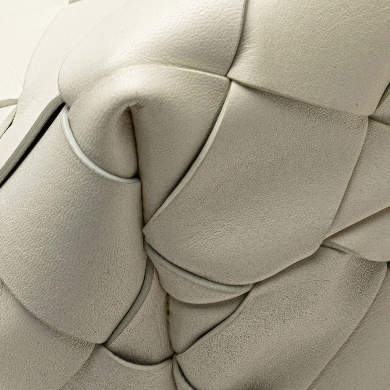 Bottega Veneta Small Lambskin Intrecciato Cabat Tote Wit