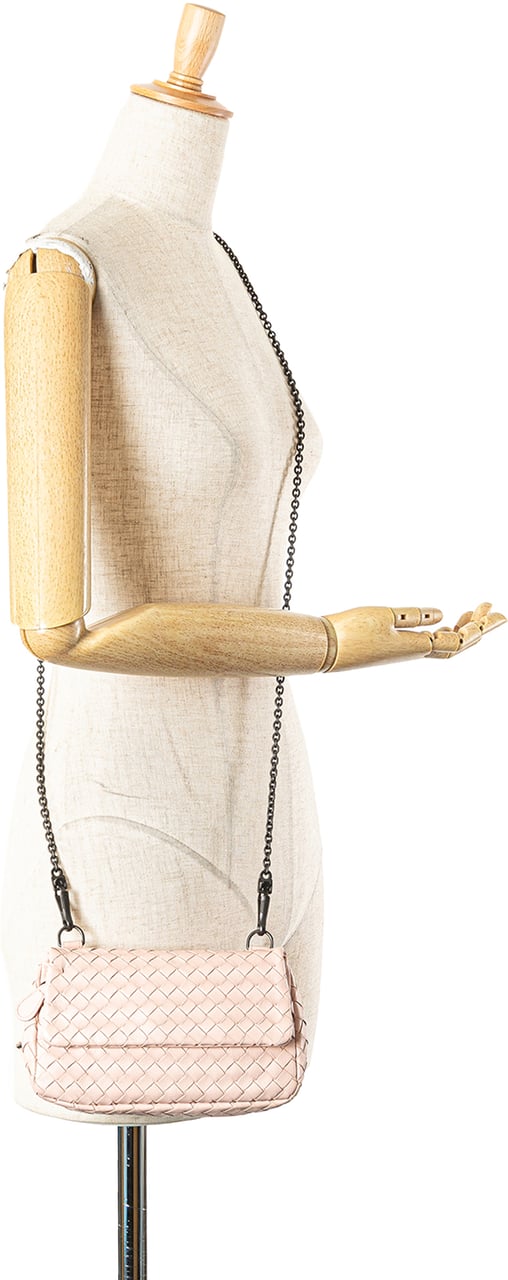 Bottega Veneta Leather Intrecciato Chain Flap Crossbody Roze