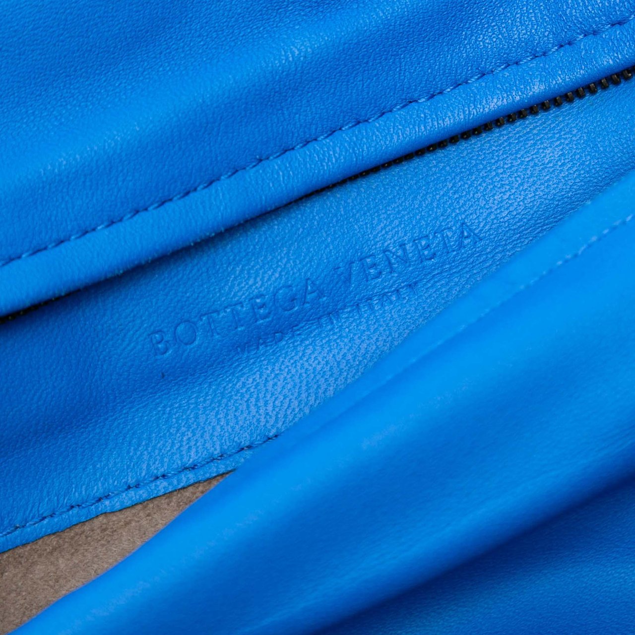 Bottega Veneta Nappa Intrecciato Turn Lock Clutch Blauw