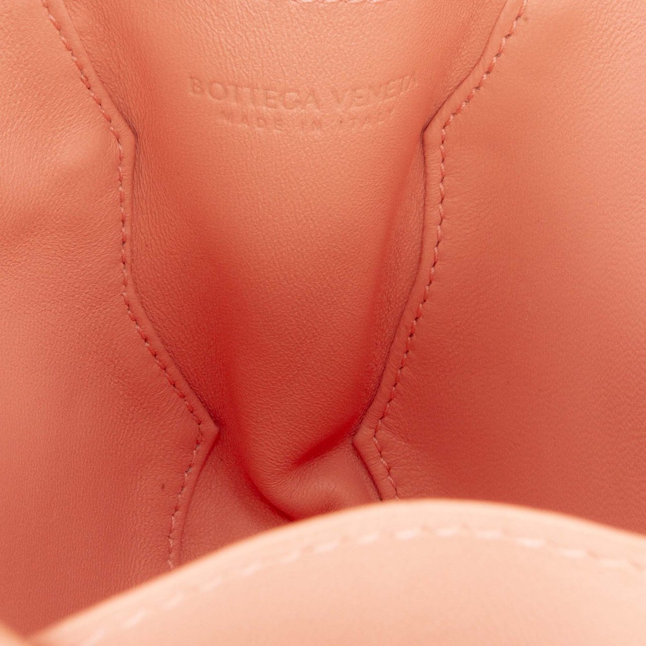 Bottega Veneta Calfskin The Whirl Clutch Roze