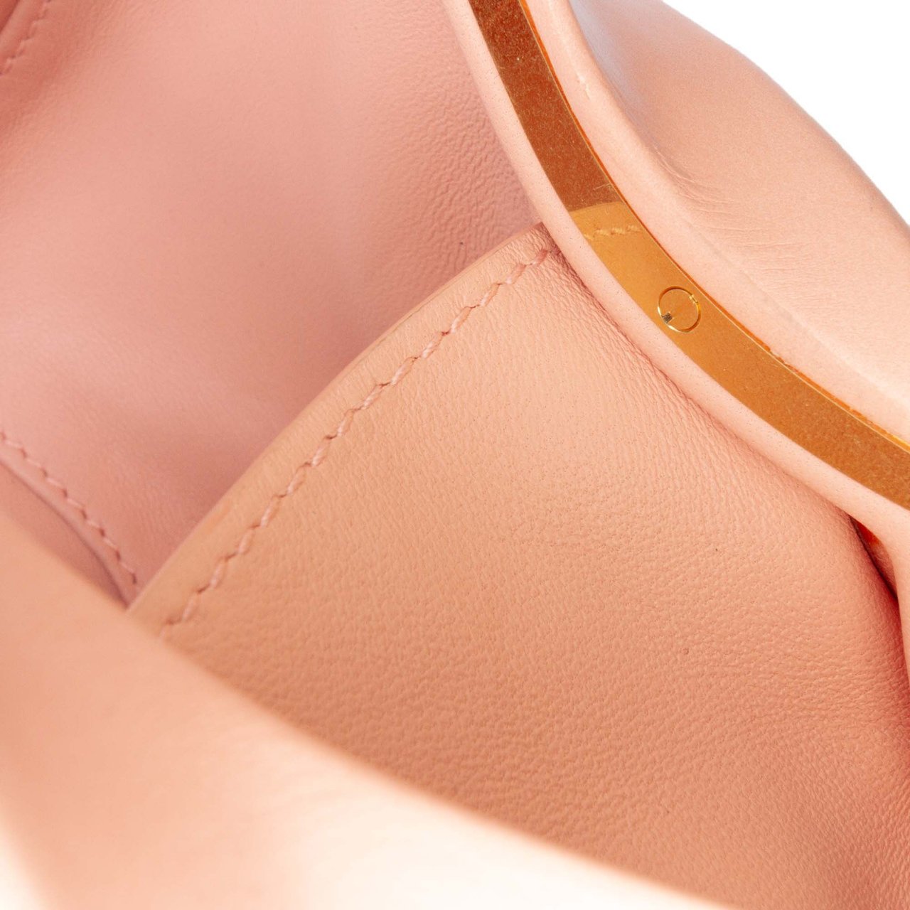 Bottega Veneta Calfskin The Whirl Clutch Roze