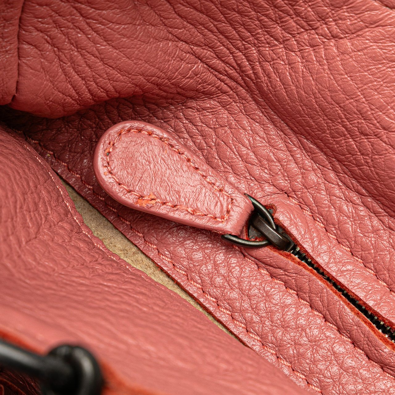 Bottega Veneta Small Intrecciato Trimmed Cervo Bucket Bag Roze