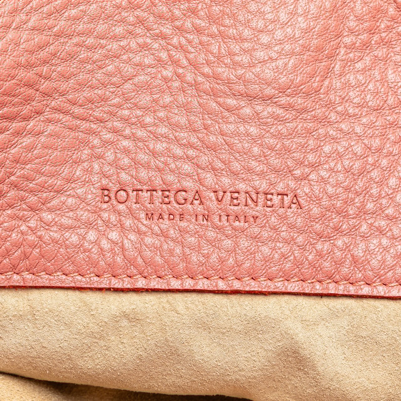 Bottega Veneta Small Intrecciato Trimmed Cervo Bucket Bag Roze