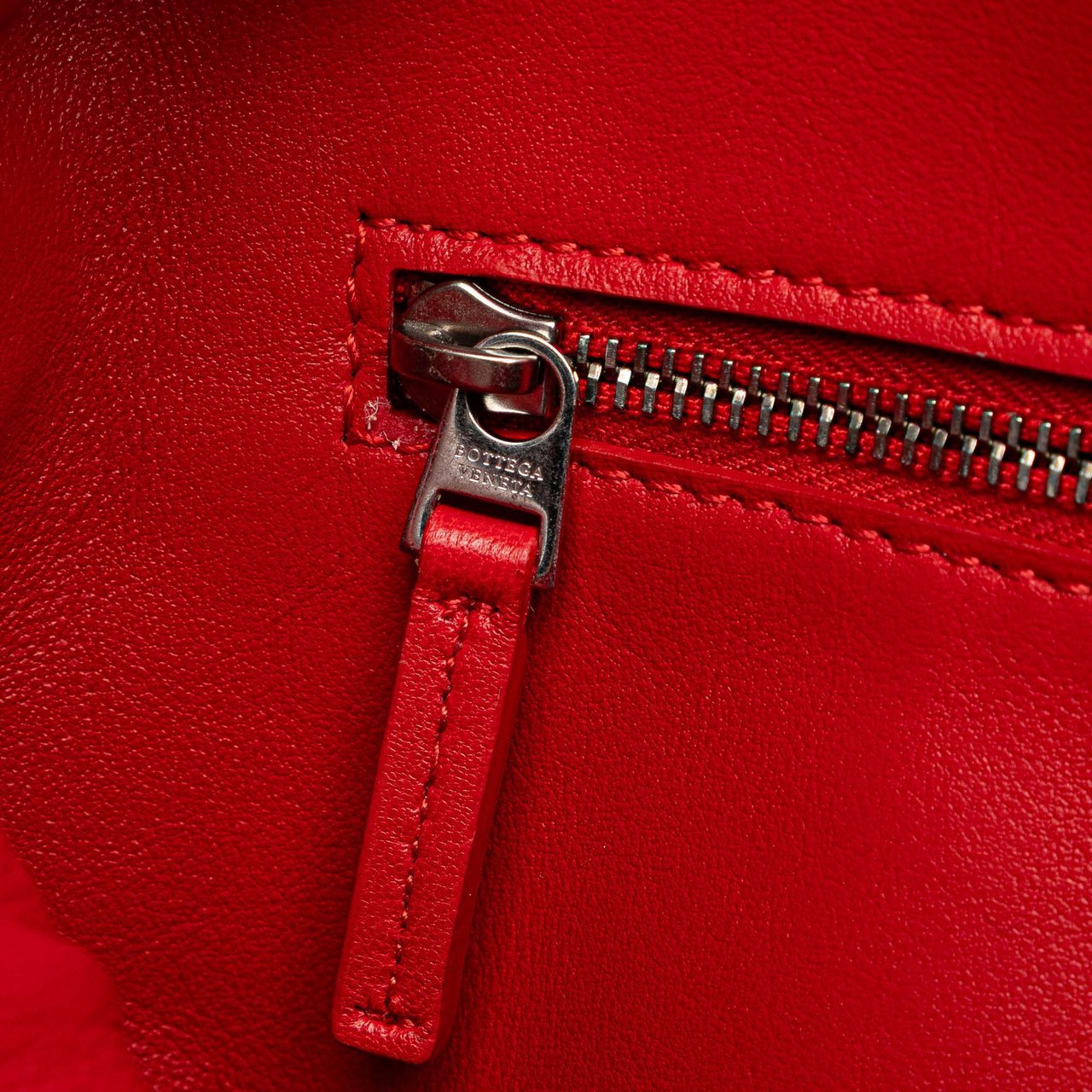 Bottega Veneta Nappa Intrecciato Crossbody Rood