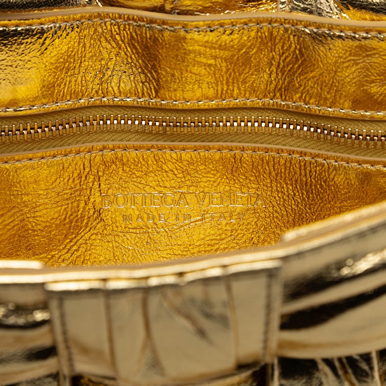 Bottega Veneta Metallic Calfskin Intreccio Plisse Cassette Crossbody Goud